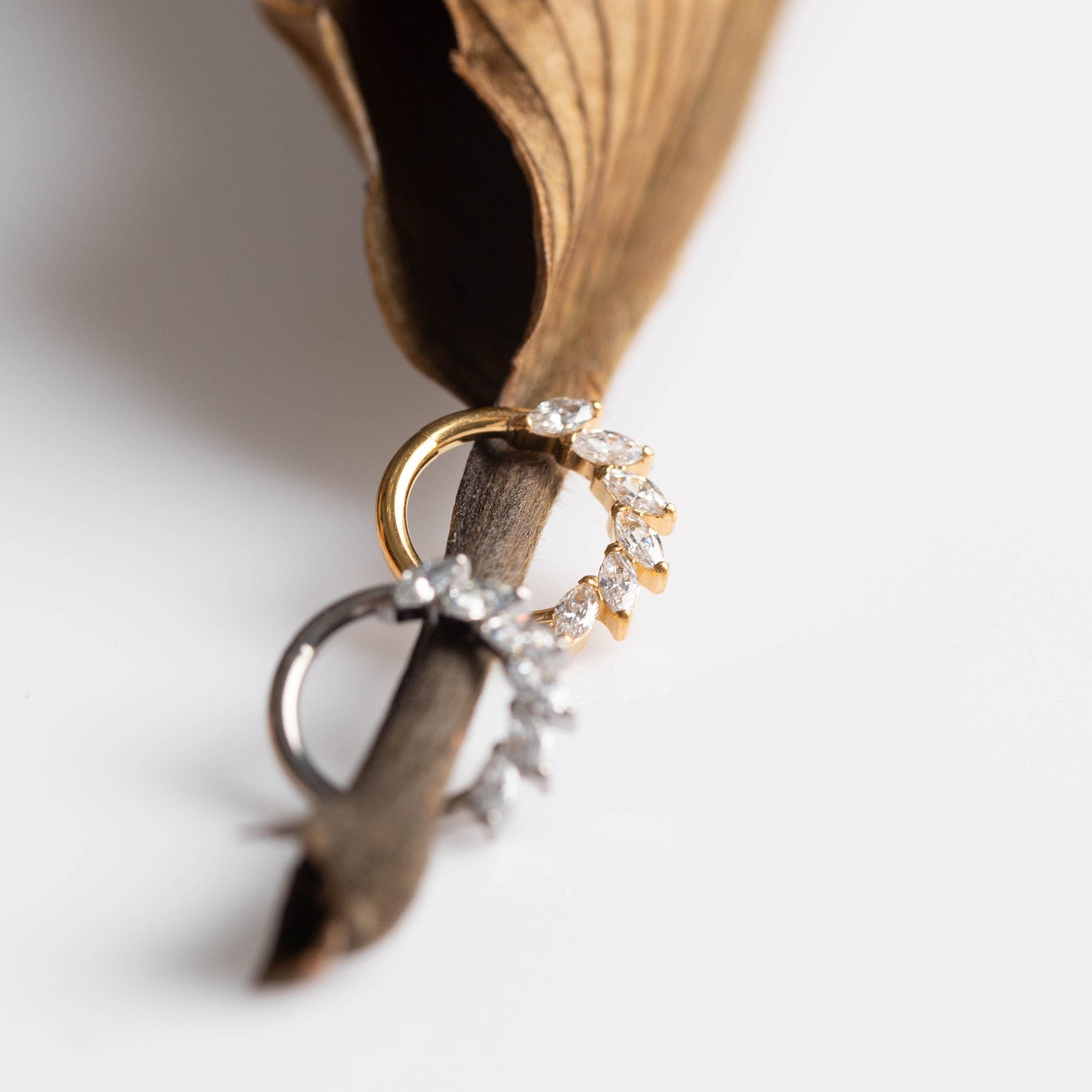 Argola Lumen Crescent Dourado PVD - Titânio