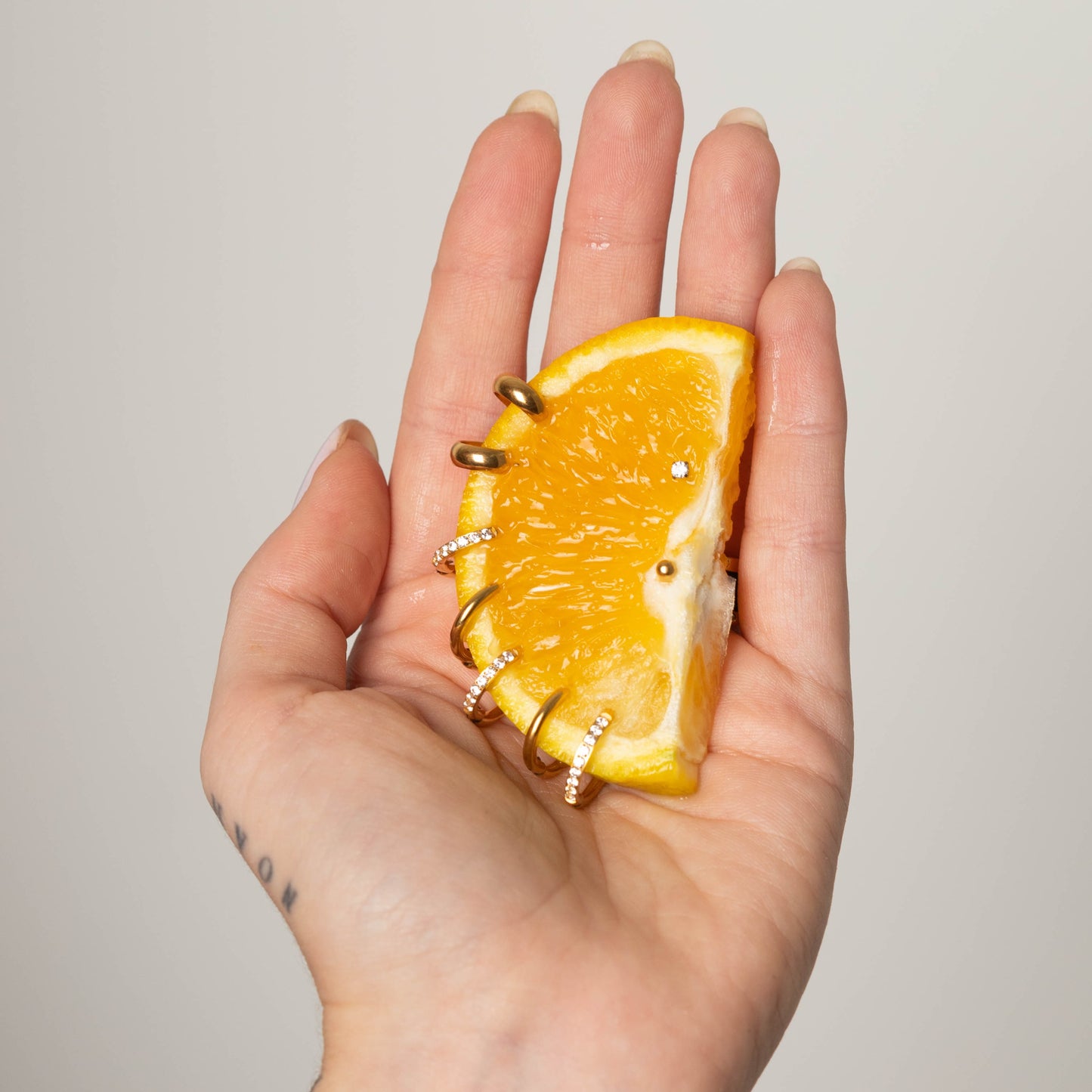 Brinco Argola Cravejada Dourada PVD - Titânio