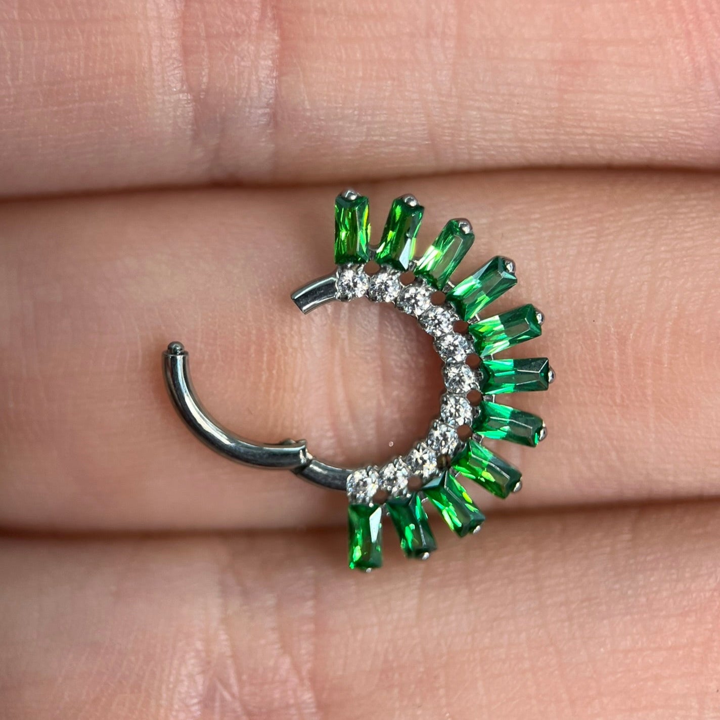 Piercing Fine Verde -Titânio