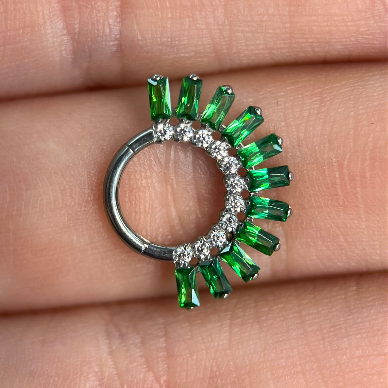 Piercing Fine Verde -Titânio