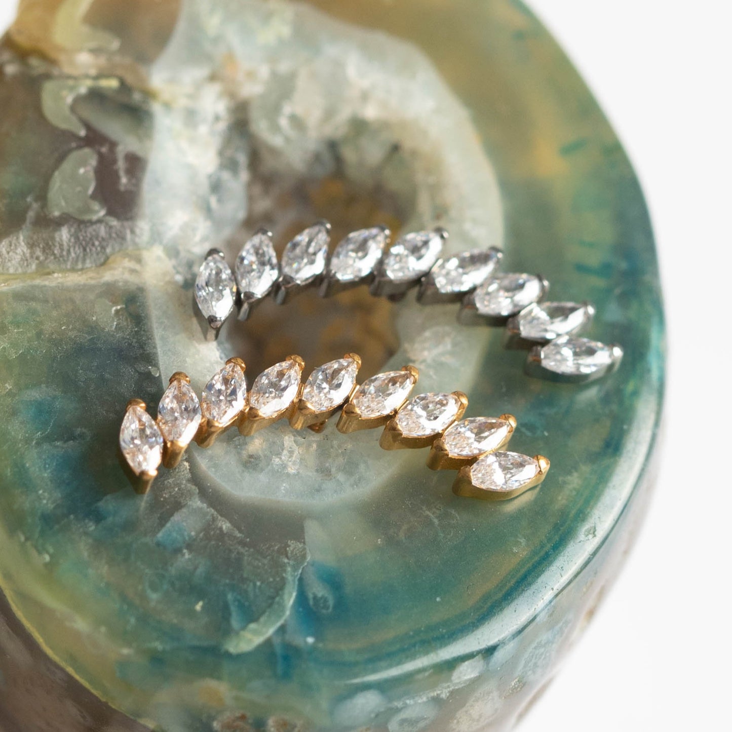 Piercing Aurelia Curve Dourado PVD – Titânio