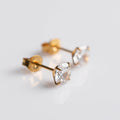 Brinco Solitaire Dourado PVD – Titânio (par)