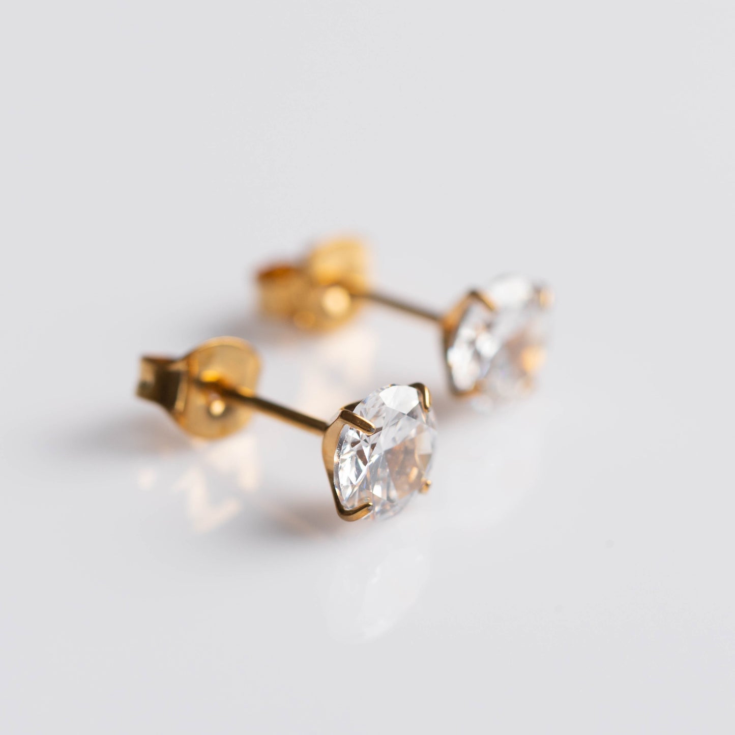 Brinco Solitaire Dourado PVD – Titânio (par)