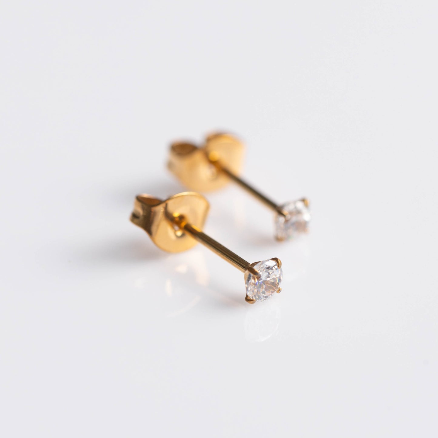 Brinco Solitaire Dourado PVD – Titânio (par)