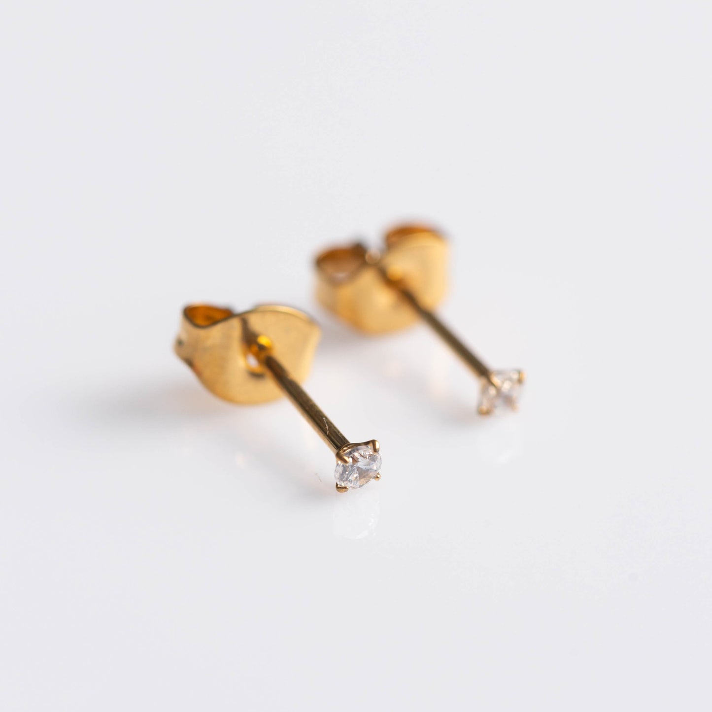 Brinco Solitaire Dourado PVD – Titânio (par)