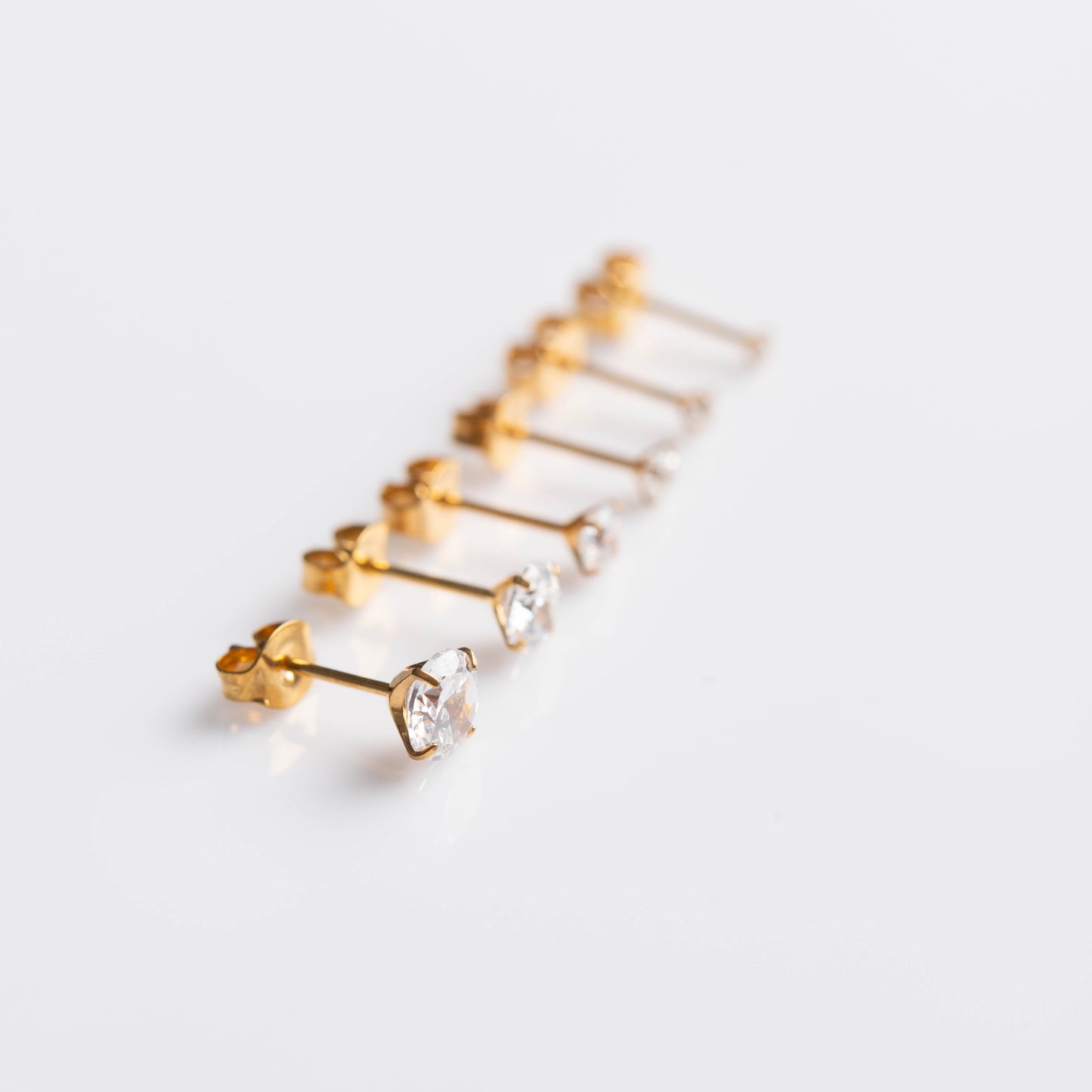 Brinco Solitaire Dourado PVD – Titânio (par)
