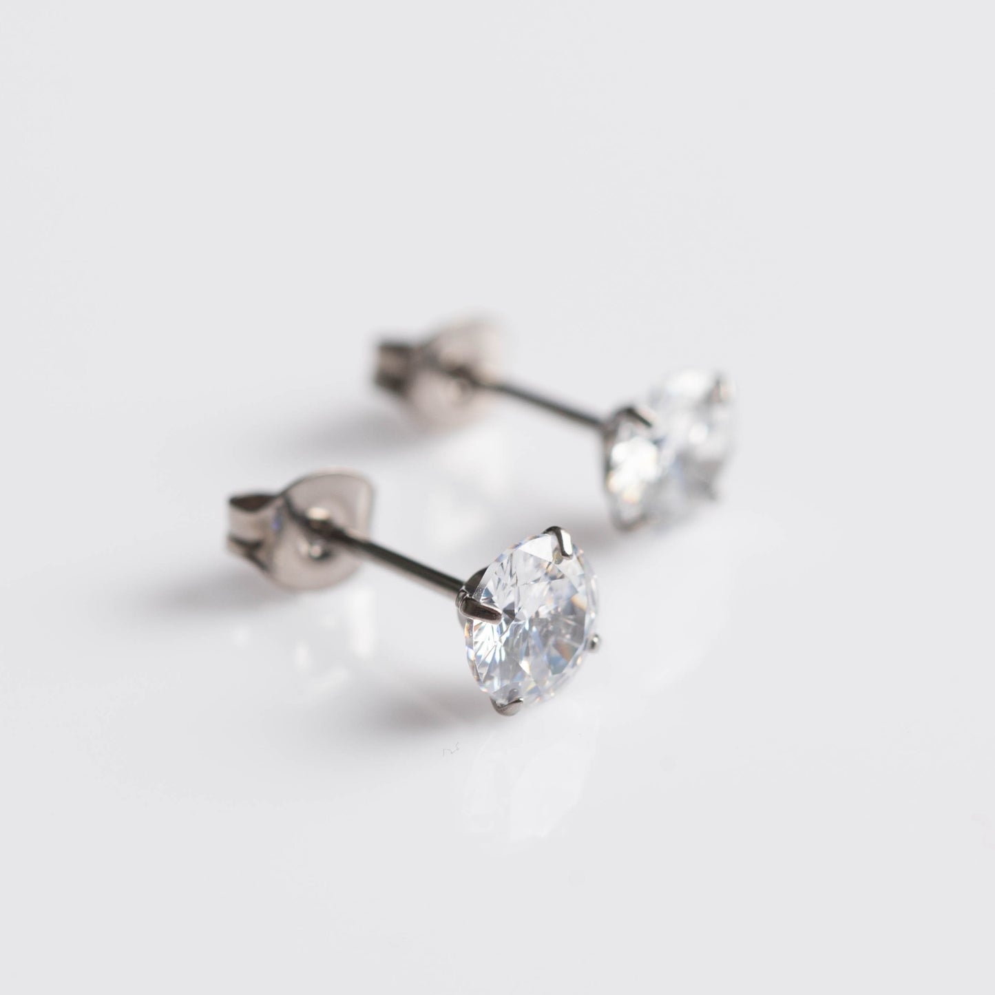 Brinco Solitaire (par) – Titânio