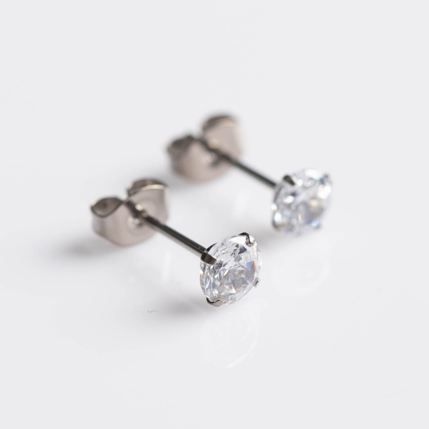 Brinco Solitaire (par) – Titânio