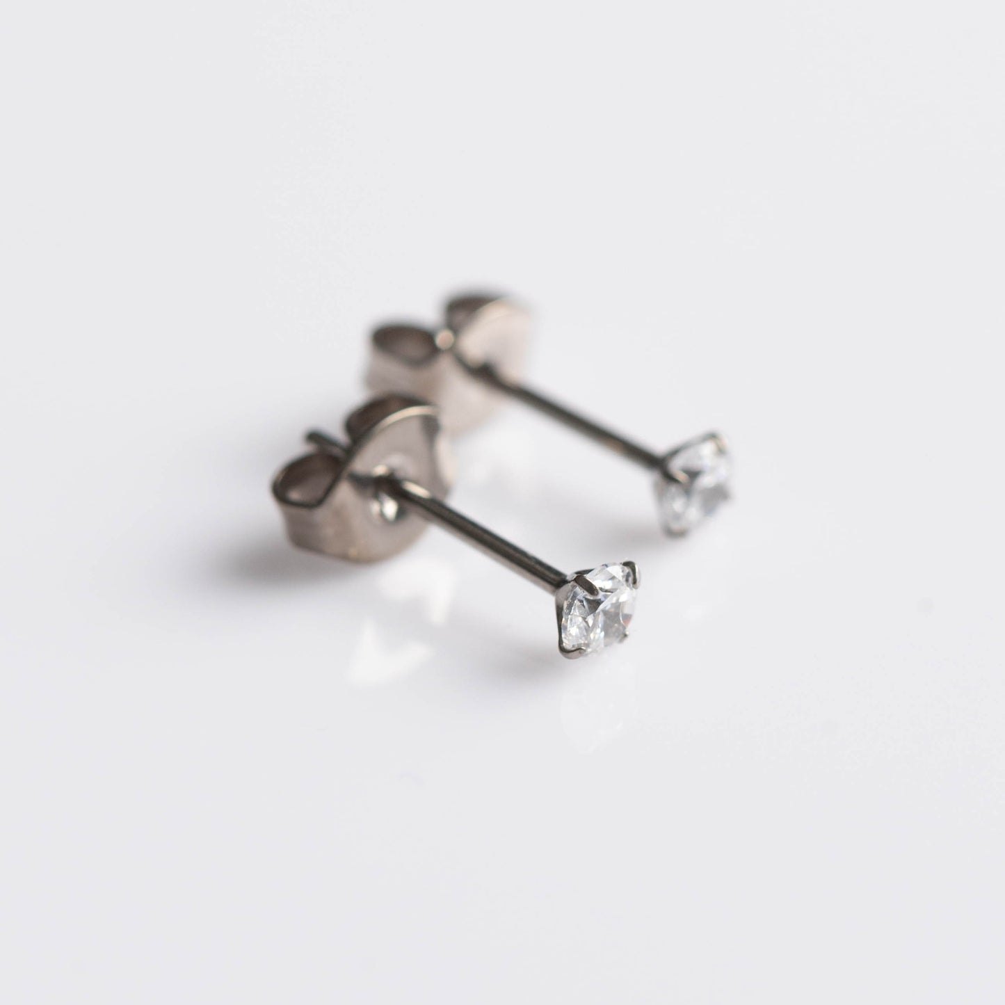 Brinco Solitaire (par) – Titânio