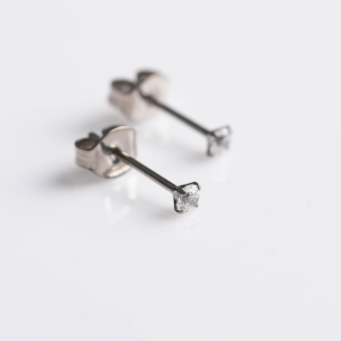 Brinco Solitaire (par) – Titânio