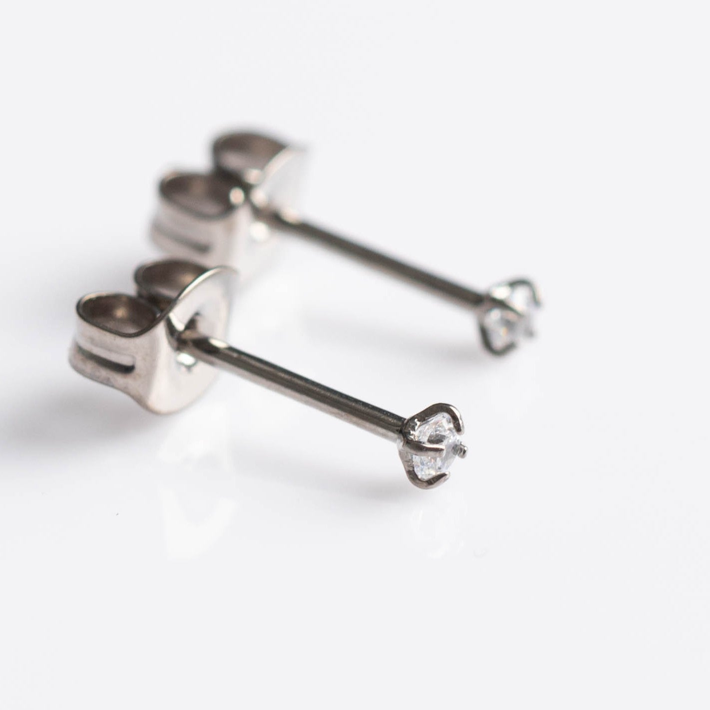 Brinco Solitaire (par) – Titânio