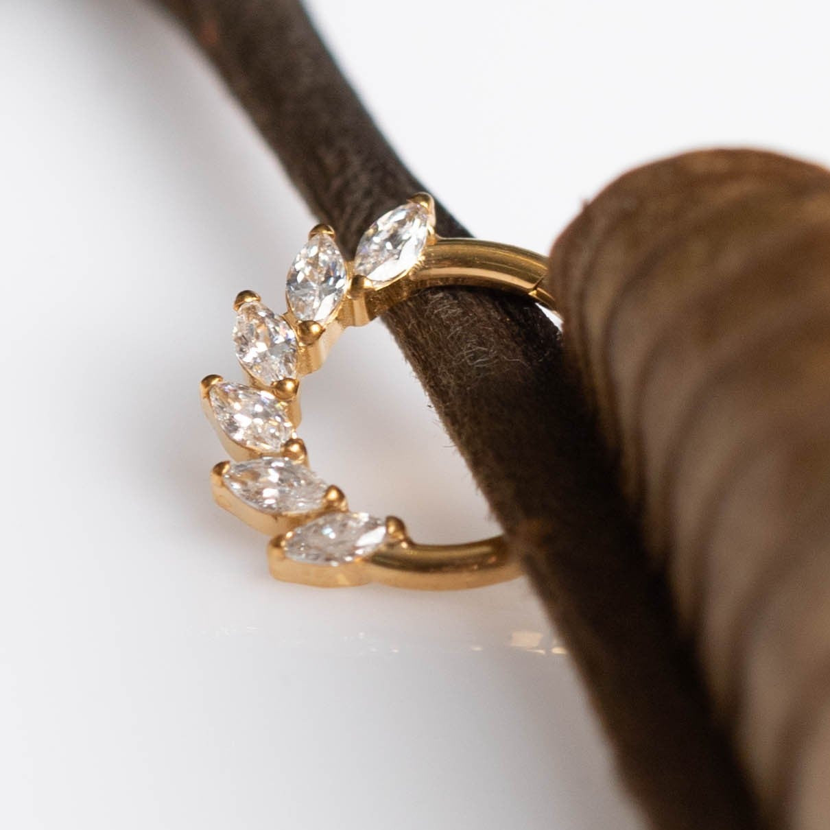 Argola Lumen Crescent Dourado PVD - Titânio