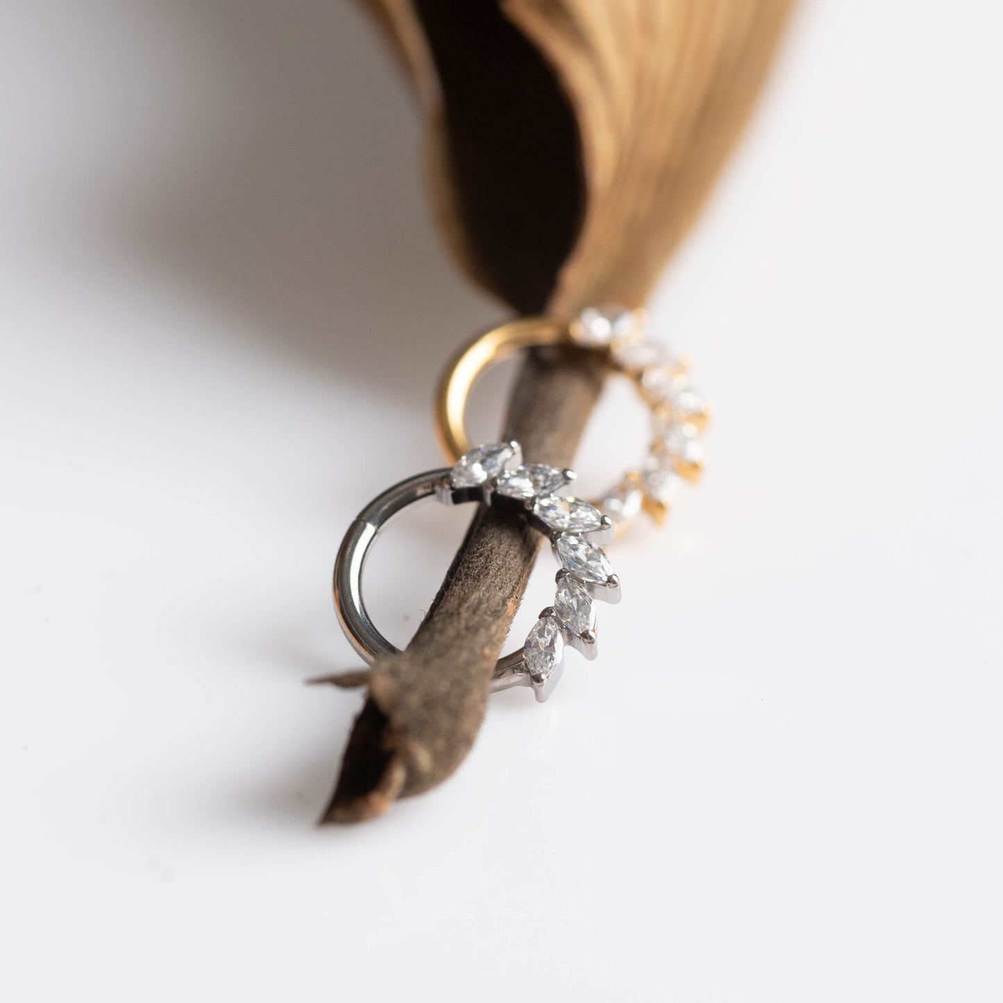 Argola Lumen Crescent - Titânio