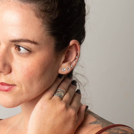 Brinco Solitaire Dourado PVD (par) – Titânio