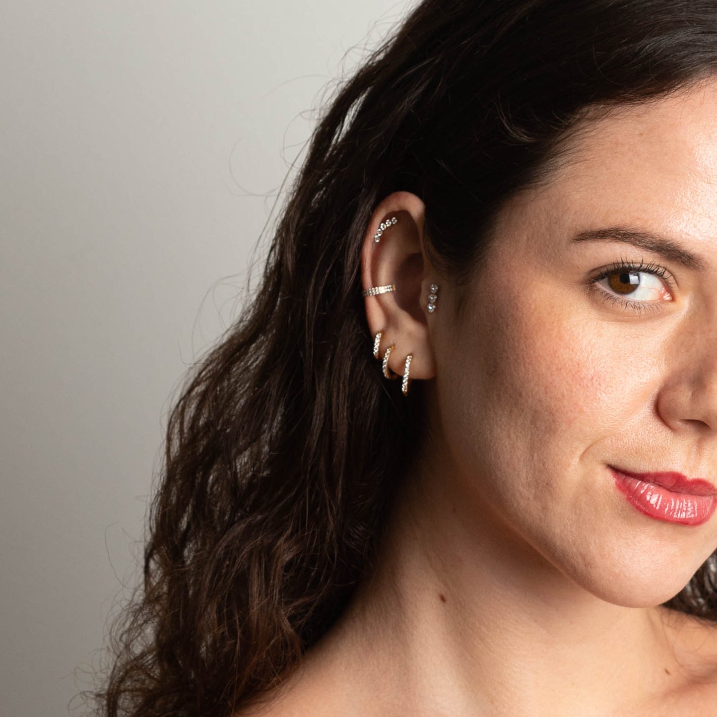 Brinco Argola Cravejada Dourada PVD - Titânio