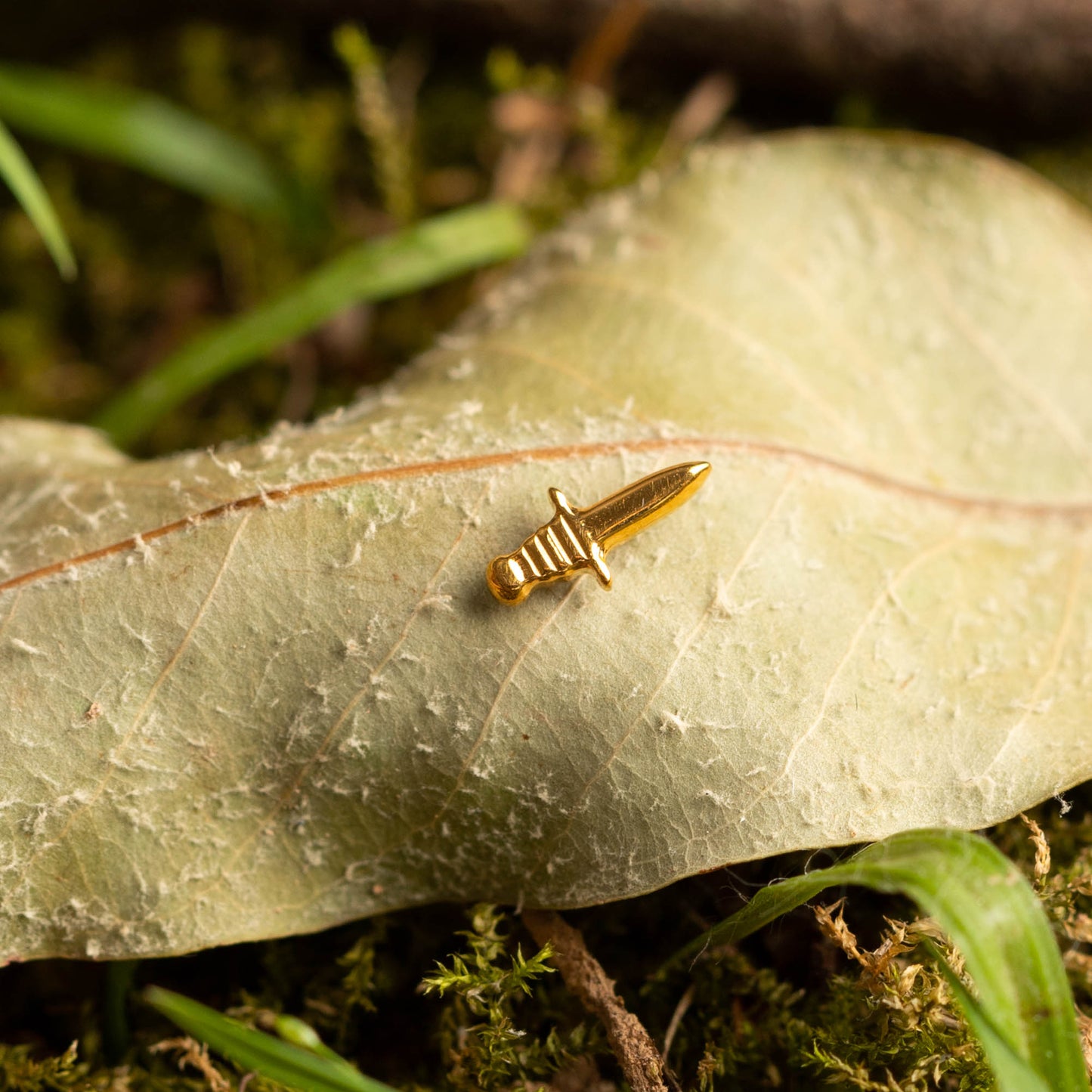 Piercing Mini Adaga PVD Dourado - Titânio