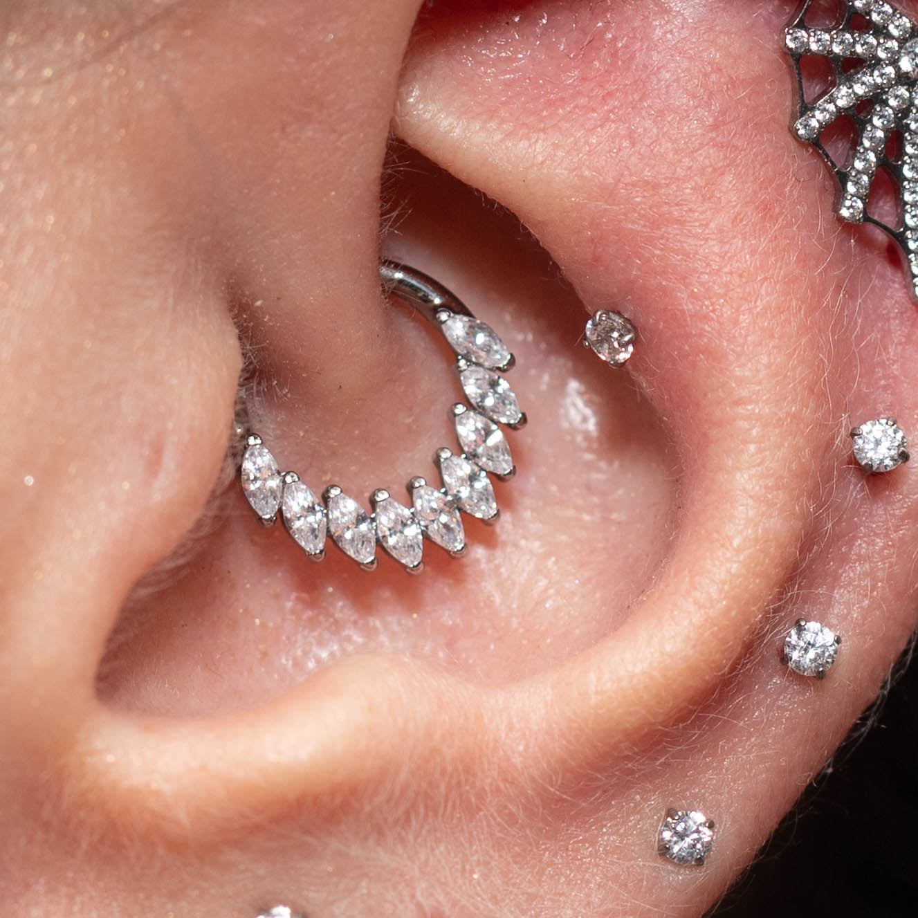 Piercing Argola Diamond Peak PVD Dourado - Titânio