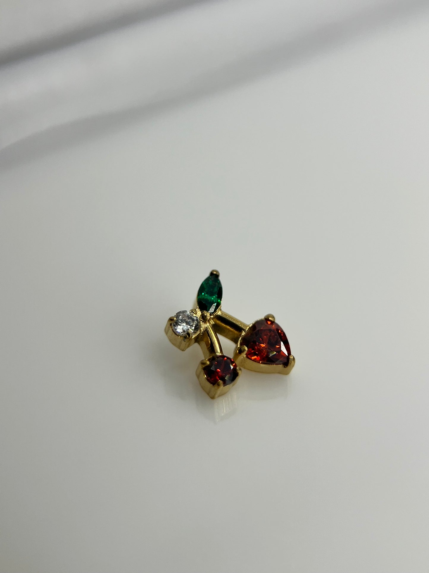 Piercing PVD Gold Cherry- Titânio