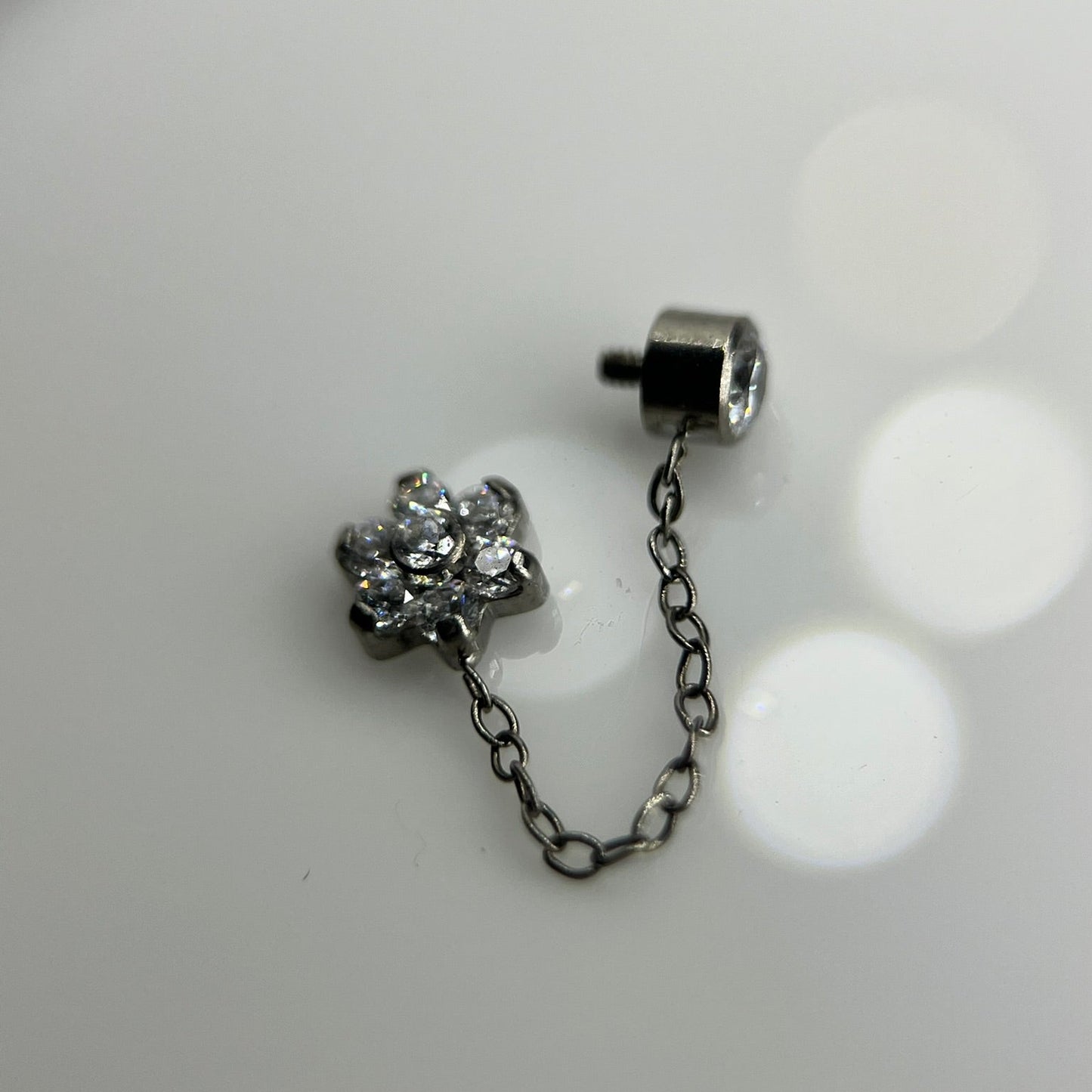 Piercing Flower Chain- Titânio